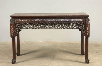 INDOCHINE Grand table console en palissandre et incrustations de nacre gravée. - Fin du XIXè-début du XXè siècle  