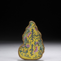 Pendentif en forme de double gourde en porcelaine émaillée jaune. Chine, époque Qianlong (1736-1795)