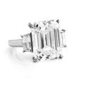 Bague en platine ornée d'un exceptionnel diamant taille émeraude de 13,28 ct épaulé de deux diamants taillés en trapèze
