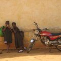 Les écolières et la moto - Ngaoundéré (Cameroun)