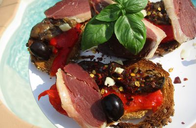 Recette tartines grillées, garnies de filets d'aubergine et de poivrons grillés à l'huile d'olive avec du magret de canard 