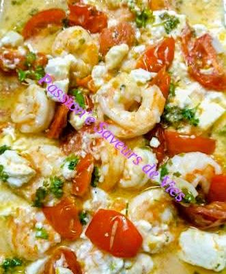 Scampis à l'ail, feta et tomates cerises.