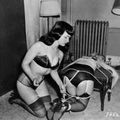 bettie fait des noeuds