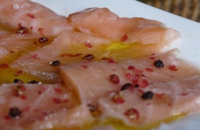 Carpaccio de saumon au citron vert & baies roses