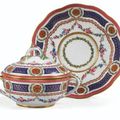 Ecuelle ronde couverte et son plateau circulaire en porcelaine tendre de Sèvres, datée 1767 - Sotheby's