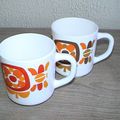 2 Mugs Arcopal modèle Mobil rouge et marron / orange pop vintage seventies