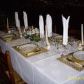 table de fêtes de fin d'année en blanc et doré