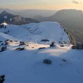 Traces dans la neige au couchant