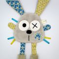 Doudou plat lapin marron jaune bleu