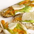 Tartines d'été aux fleurs de courgettes et à la mozzarella