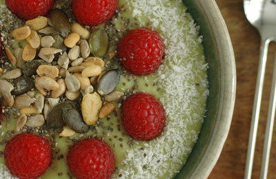 Smoothie bowl à l'avocat très vert et très onctueux