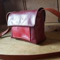 Sac besace cuir de créateur cuir rouge & bordeaux - Collection Tonio savoir-faire maroquinerie française Cornélius Maroquinerie