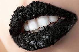 Le charbon actif pour des dents plus blanches, ça marche vraiment ?