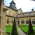 Cloître : quatre galeries et un jardin à Cadoin