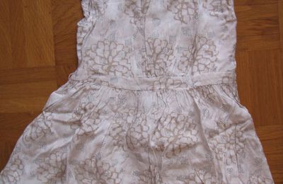 Robe blanche et motifs floraux beiges et gris - Okaïdi - 4 ans/102cm - 6 euros -