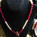 des colliers avec pendentifs