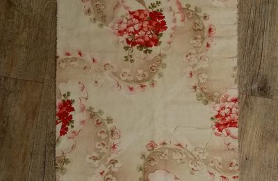 15.309 Tissu ancien Napoleon III Fleuri