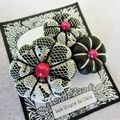 ♥ LEOPOLDINE ♥ Broche fleurs potirons Les Yoyos de Calie tissu noir et dentelle blanche