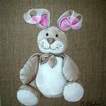 Petit lapin en peluche