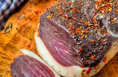 Canard séché au piment doux et sauge