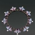 René Lalique. Années 1908-1912. Collier draperie représentant une frise de papillons en pâte de verre bleue