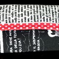Un imprimé façon Journal ... une touche de rouge ... une pochette à mouchoirs !