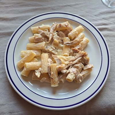 Penne rigate et poêlée de pleurotes à l’ail et au carvi