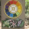 Auroville, une communauté vivant en autarcie, chacun y fait le travail qu'il sait faire, pas de religion, mais de la méditation.