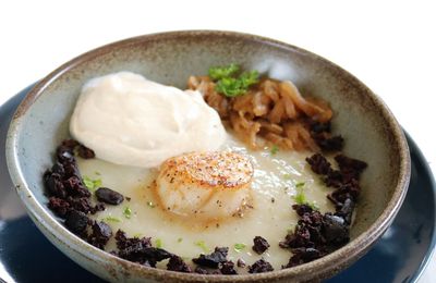 Saint Jacques, purée de topinambour, confit d'oignons et crumble de boudin