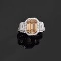 Ravissante bague  en or gris, sertie d'un diamant "fancy brown-orange" de taille émeraude pesant 3,75 cts