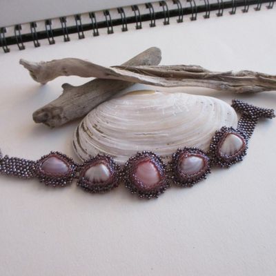 bracelet: coquillage de Martinique et perles de rocailles.