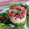 Brunoise de rhubarbe, fraises et ricotta sur lit de roquette.