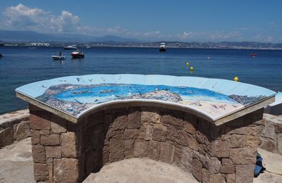 Une table d'orientation à Théoule-sur-Mer dans les Alpes Maritimes (suite)