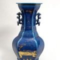 Vase balustre hexagonal, en porcelaine émaillée bleu poudré. Chine, époque Qianlong (1736-1795).