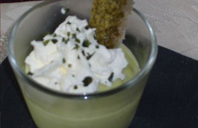 CREME DE PETITS POIS ET MOUILLETTE DE PESTO