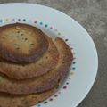 Une expérience lyonnaise et des biscuits sur le rebord gris d'une fenêtre