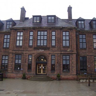 brique rouge, roseraies et cahiers à spirales