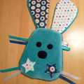 Doudou plat lapin bleu et blanc - grandes oreilles