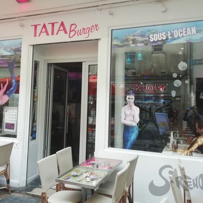 Thème sous l'océan chez Tata Burger à Paris en mai 2023 - tritons en devanture et barbies sirène dans les tables