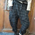 MLLE FANFAN: Pantalon sarouel en drap de laine à carreaux EWA IWALLA, veste courte EWA IWALLA, Foulard assorti, bottines TRIPPEN