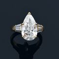 Bague en or jaune ornée d'un diamant de taille brillant, de forme poire épaulé de diamants baguettes