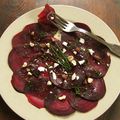 Carpaccio de betterave rouge au chèvre et noisettes