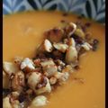 Soupe de potiron aux lardons grillés et amandes caramélisées