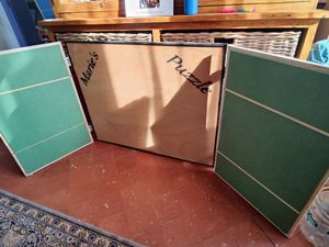 Fabrication d'un valise pour puzzle de maximum 2000 pièces, les 2 volets s'ouvrent dévoilent un espace principal pour le puzzle et 2 espace de chaque coté pour le trie des pieces. Des mousses peuvent ce retirer et remettre afin de fermer la valise et compresser les pièces pour qu'elles ne bougent pas pendant le transport. Quatre crochets ferme la valise.  