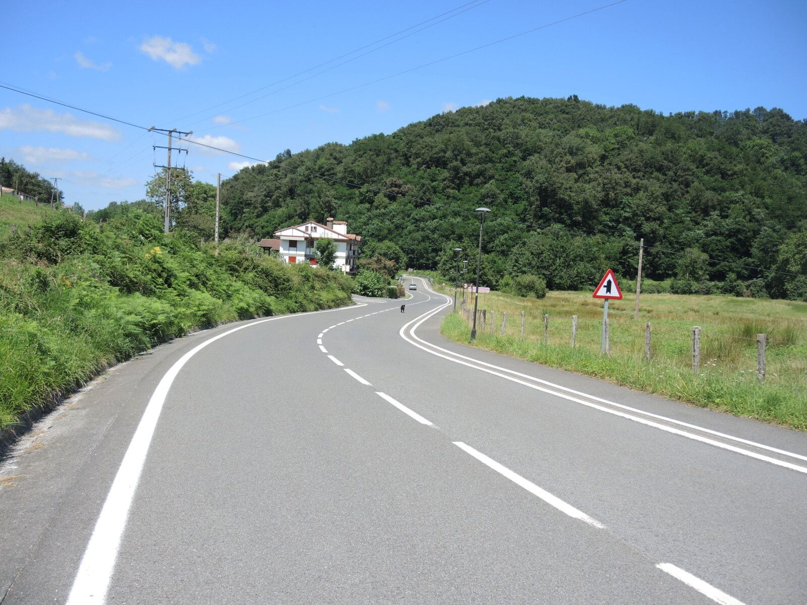 Urdax, Askar, sortie de sentier, route (Espagne)