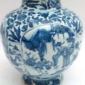 Vase balustre en porcelaine en en camaïeu bleu. Chine, période Ming. 