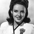 LINDA DARNELL, PÉTILLANTE, SENSUALITÉ DÉBORDANTE