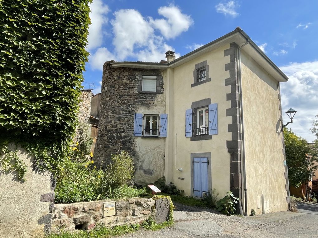 Mercredi 01 octobre 2025 Balade (en date du 27 sept 2025) dans les bois d'Enval jusqu'à la source Marie ,  Initialement exploitée au XIXᵉ siècle pour ses vertus médicinales, La source fut « perdue » vers 1920, puis retrouvée en 1999, Un aménagement (pompe à bras, restauration partielle) a été mis en place après sa redécouverte, le retour harde pour moi mais j'ai poursuivi  au village