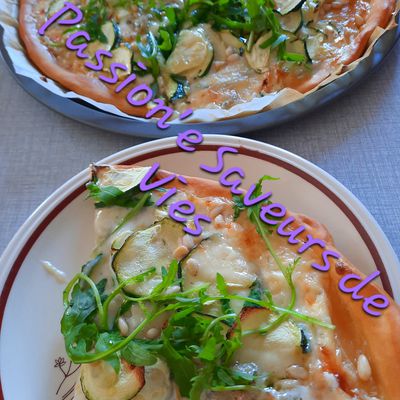 Pizza blanche courgette, mascarpone et gorgonzola .