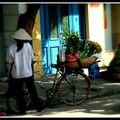 ..... Les marchandes de fleurs de la rue, toujours en bicyclette ! .....